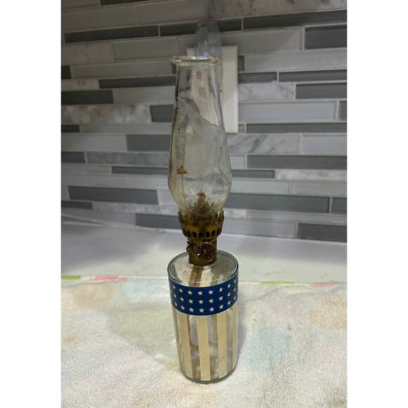 Lot of 2 Vintage oil lamps with American flag design, one has clear glass top - Picture 1 of 6